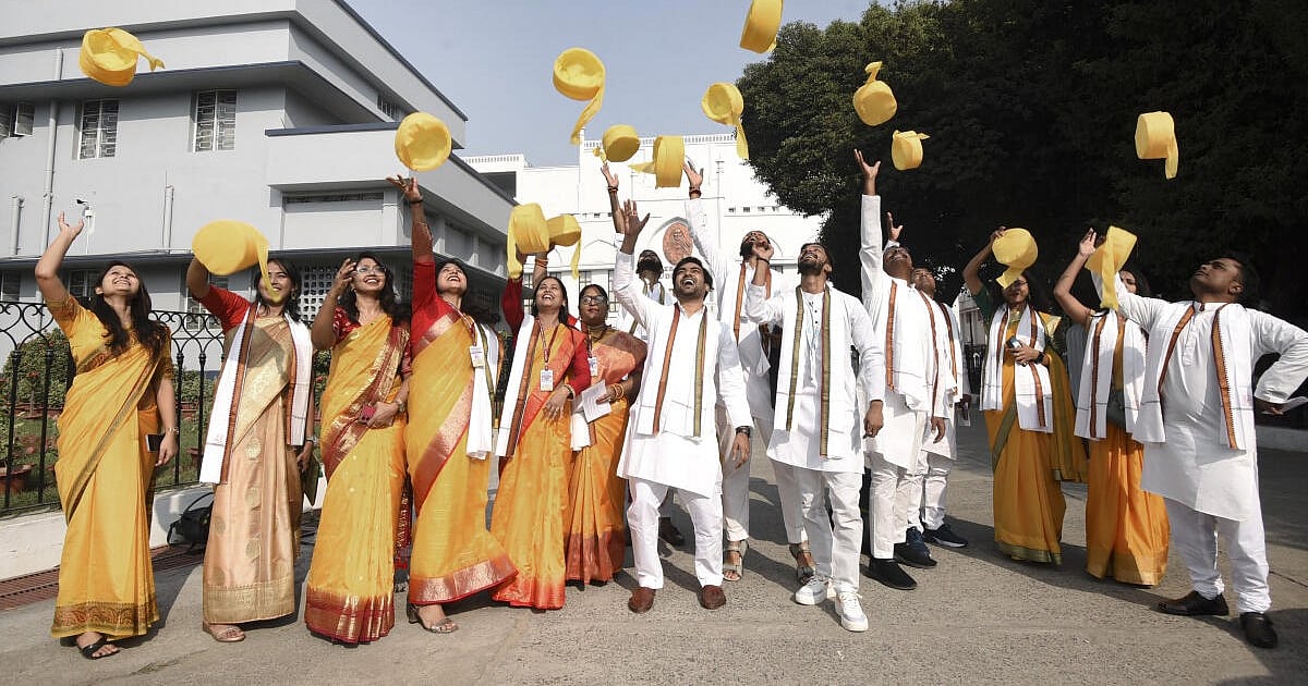 No more cap and gown: 76% of central govt institutions have opted for Indian-made handloom products for convocation ceremonies, report says No more cap and gown: 76% of central govt institutions have opted for Indian-made handloom products for convocation ceremonies, report says