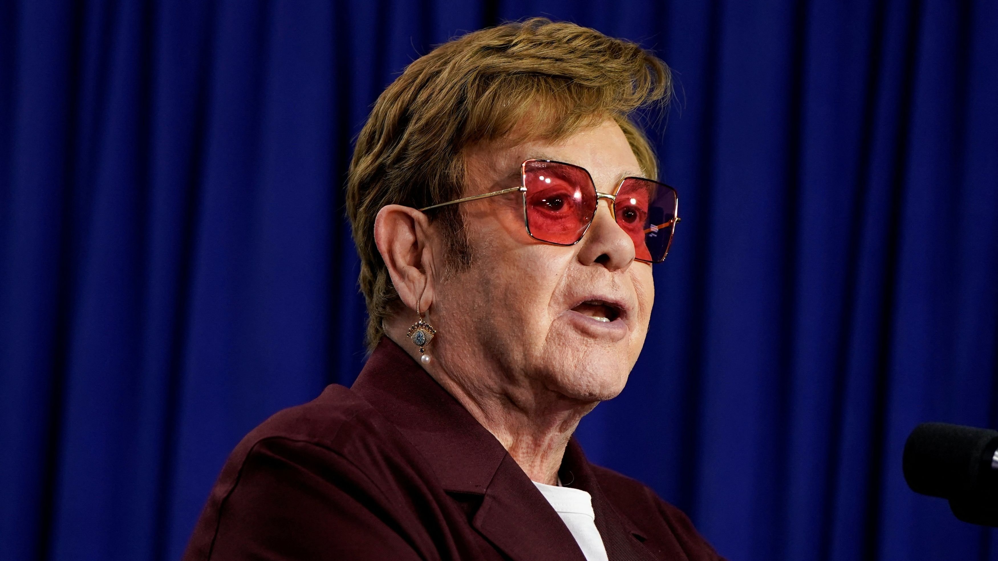 Elton John says he has lost his eyesight