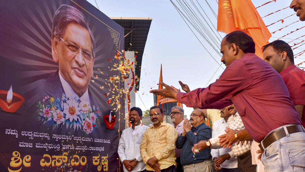 S M Krishna's mortal remains reach his native Somanahalli, last rites to be performed by 4 pm