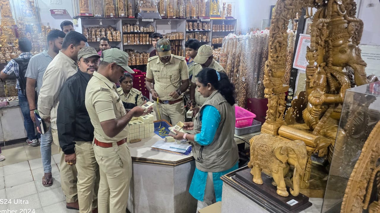 Cauvery emporium in smuggling row, loses sandalwood storage permit