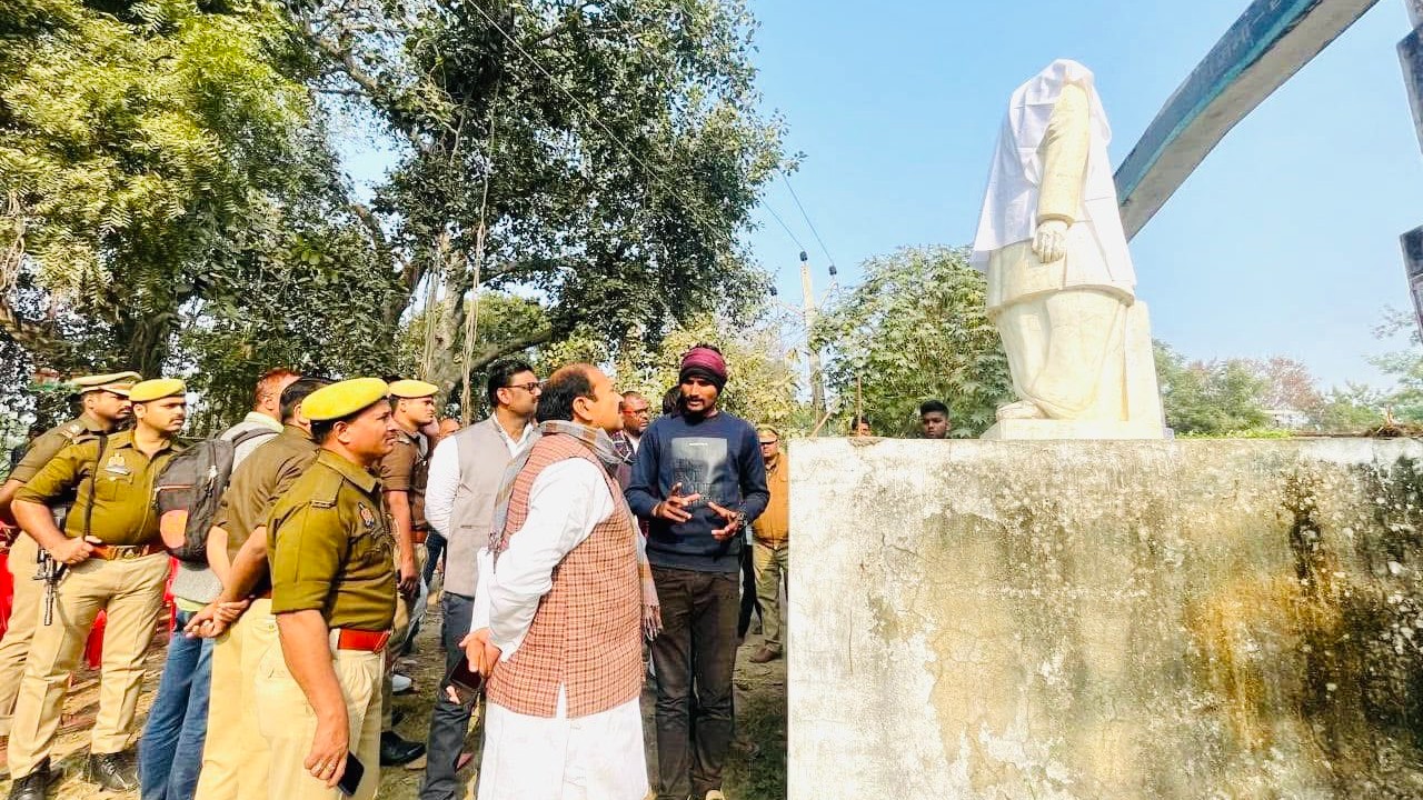 Ex-minister Shardanand Anchal's statue vandalised in Ballia