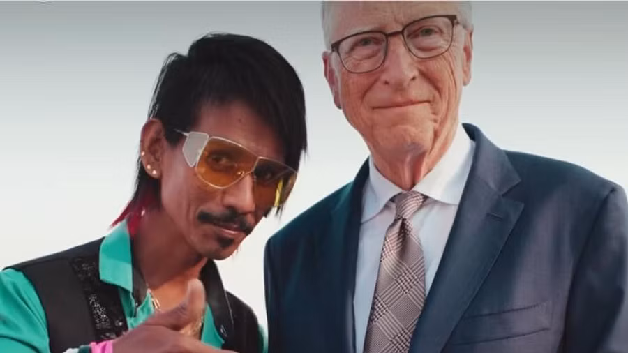 Bill Gates with Nagpur tea seller Dolly Chaiwala.