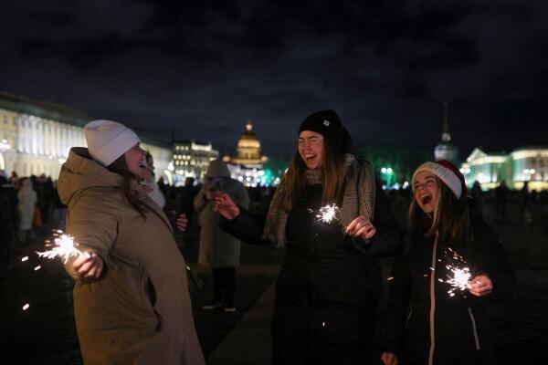 People light sparklers during New Year celebrations in central Saint Petersburg, Russia, January 1, 2025.