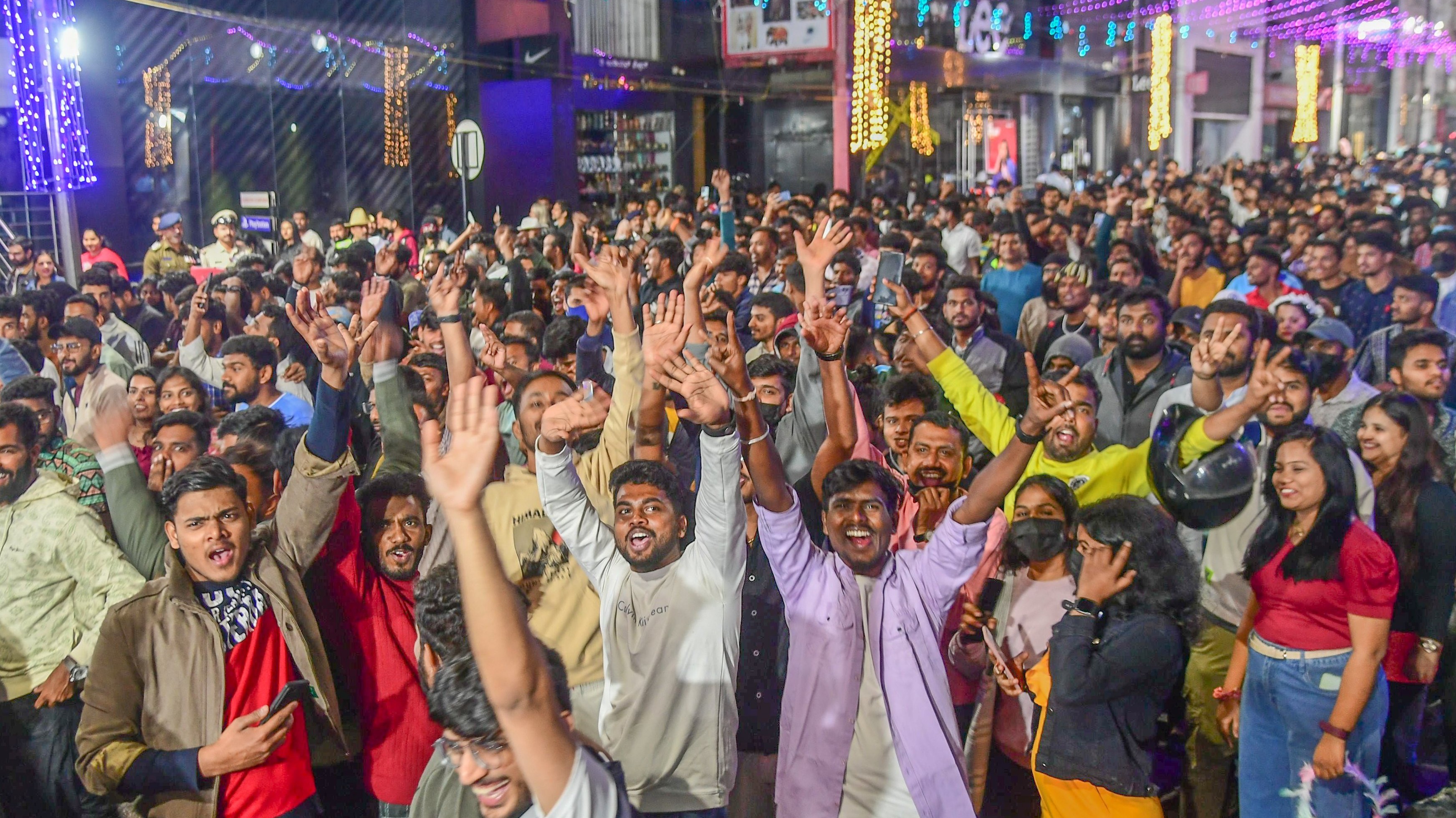 Karnataka ushers in New Year peacefully, Bengaluru jostles for space as revellers take to streets