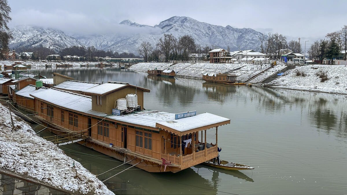 Houseboats on Dal Lake face sharp decline in occupancy during New Year celebrations