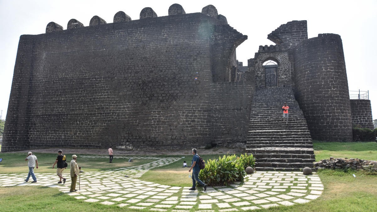 Karnataka High Court rebukes  authorities over non-removal of encroachments at Gulbarga fort 