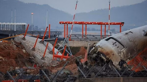South Korea Jeju Air jet black boxes stopped recording 4 minutes before crash, ministry says