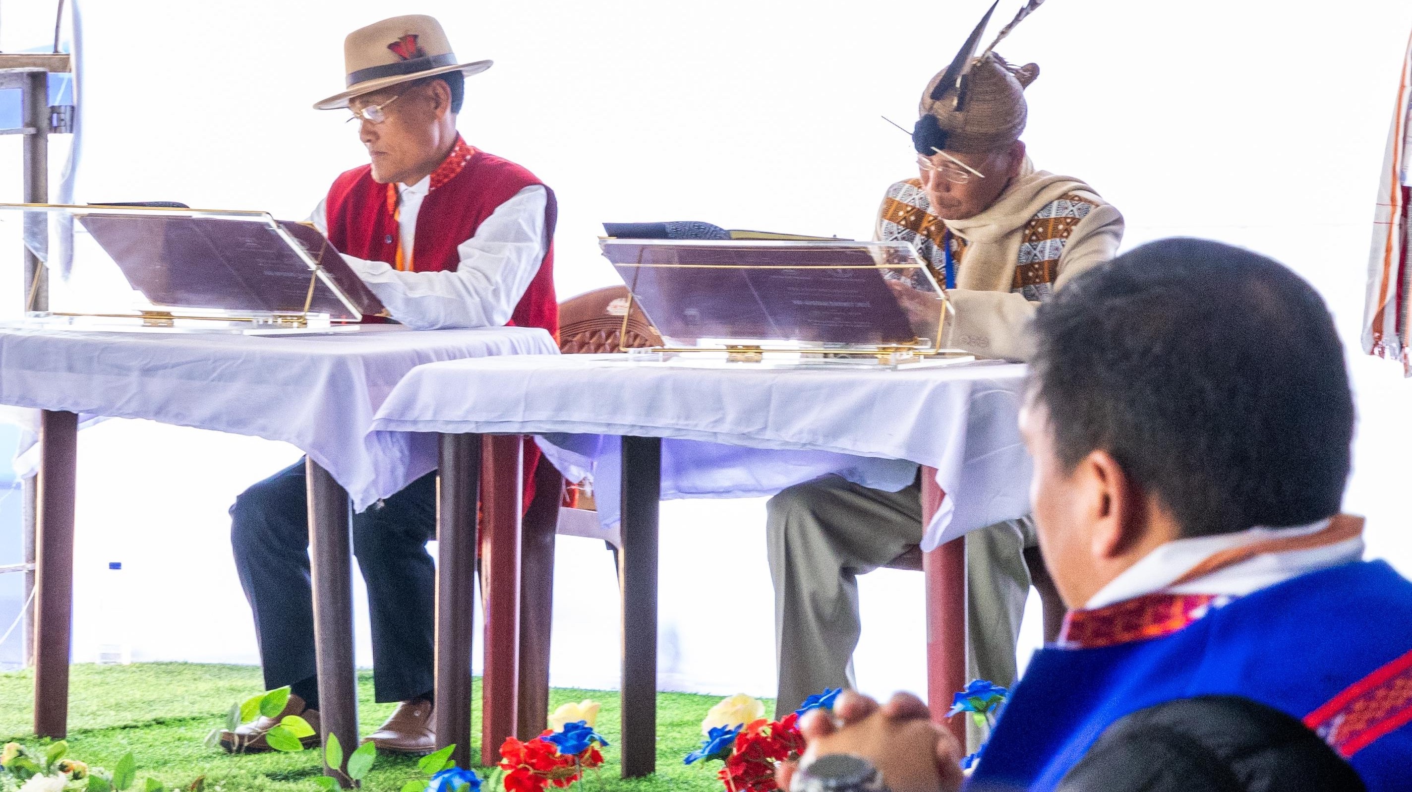 Repersentatives of Adi and Apatani, two major tribes of Arunachal Pradesh, signing the joint declaration.