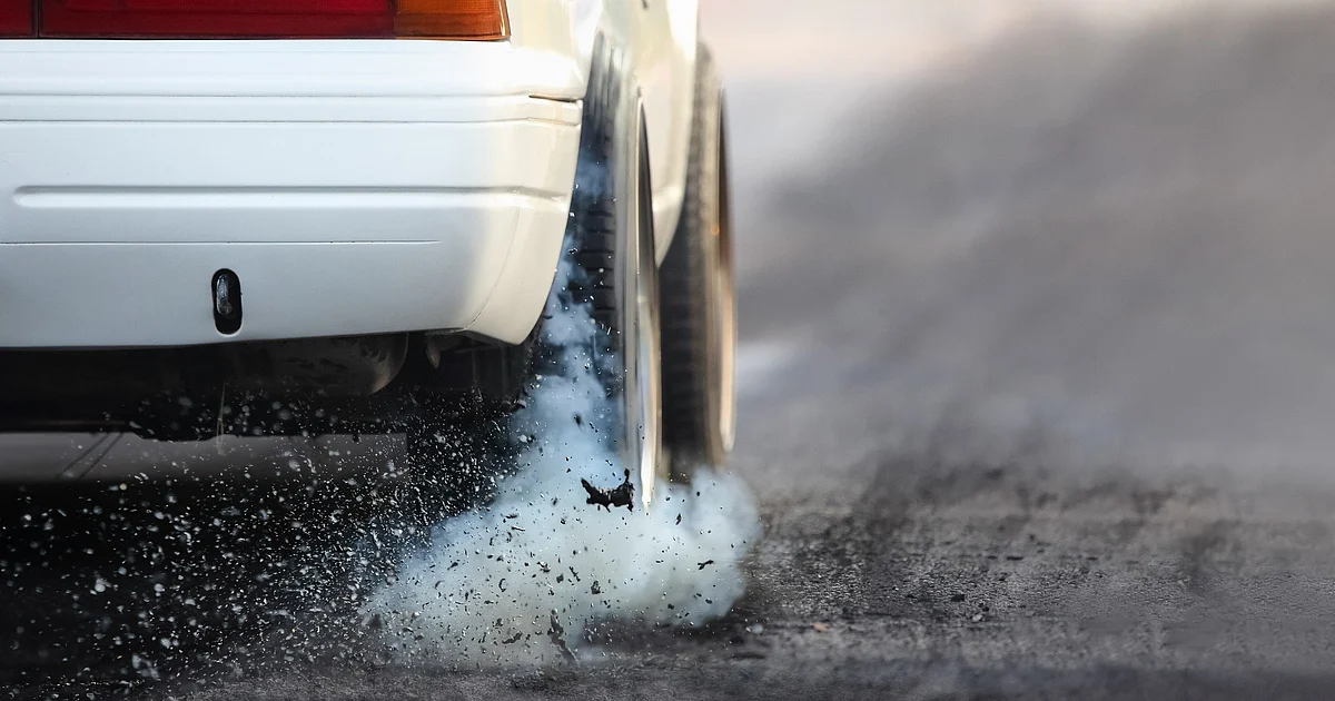 Auto mäht Paar in Bihars Saharsa nieder; Fahrer schleift Leiche des Mannes ...