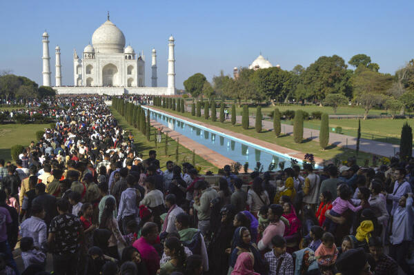 Visitors throng the Taj Mahal premises as the commemoration of the 370th death anniversary of Mughal emperor Shah Jahan.