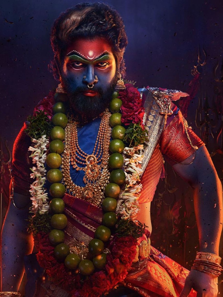 Allu Arjun’s performance was so powerful it appeared as though he had become one with the divine. Wearing a blue silk saree, accessorized with jhumkas and bangles, as he participates in the Gangamma Jatara festival. This was a truly transformative moment that showcased his incredible skill in bringing the character to life.