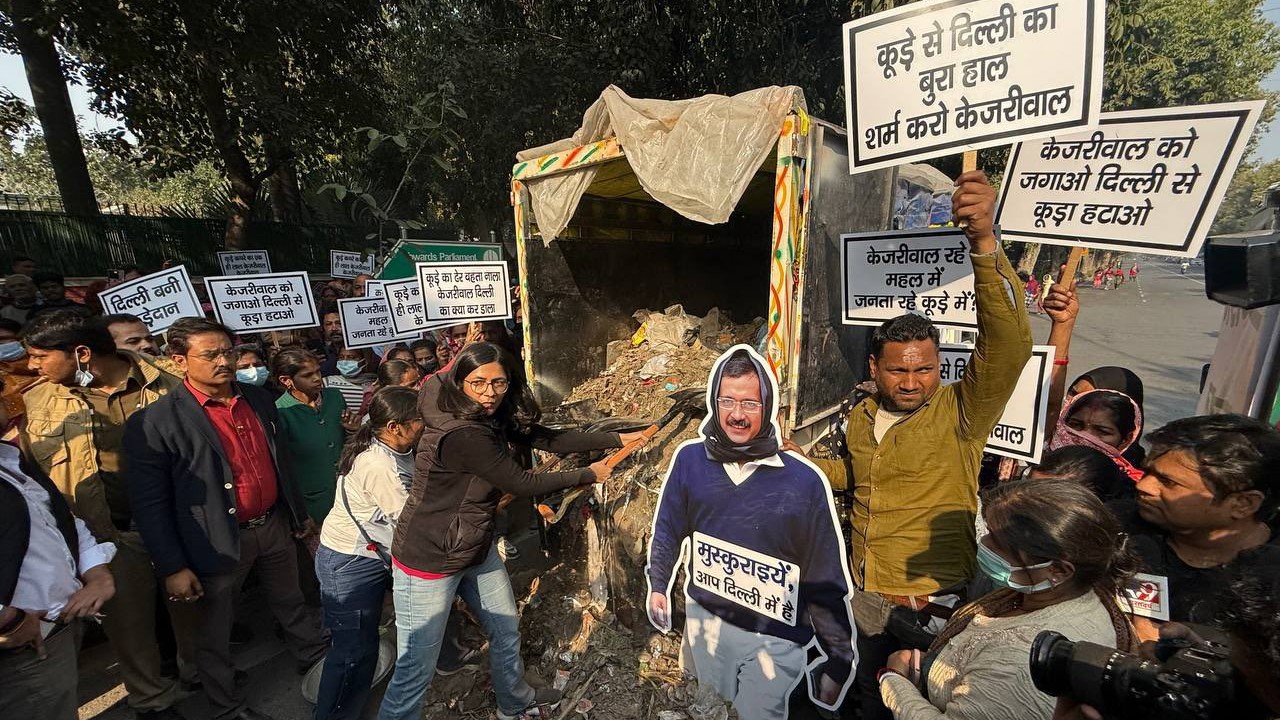 Delhi Assembly Elections 2025 | AAP rebel Maliwal protests against Kejriwal, dumps garbage outside residence