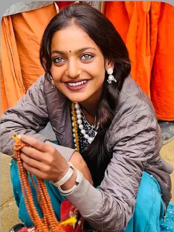 Viral photo of  Monalisa Bhonsale from the Mahakumbh.