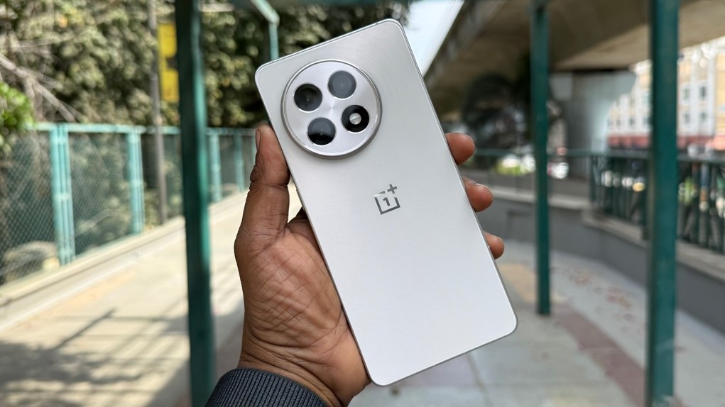 OnePlus 13R.