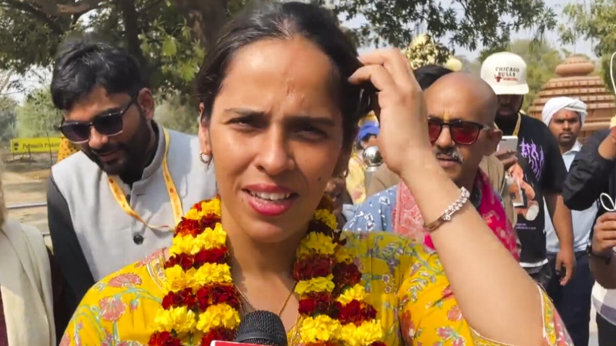 Olympic medallist shuttler Saina Nehwal visits Maha Kumbh with father