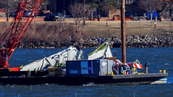 Key safety system off in Army helicopter that collided with American Airlines jet, senator says