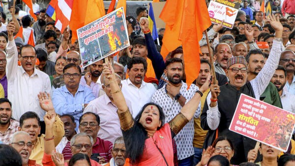 Protests erupt at Bengal land ports over atrocities against Hindus in Bangladesh