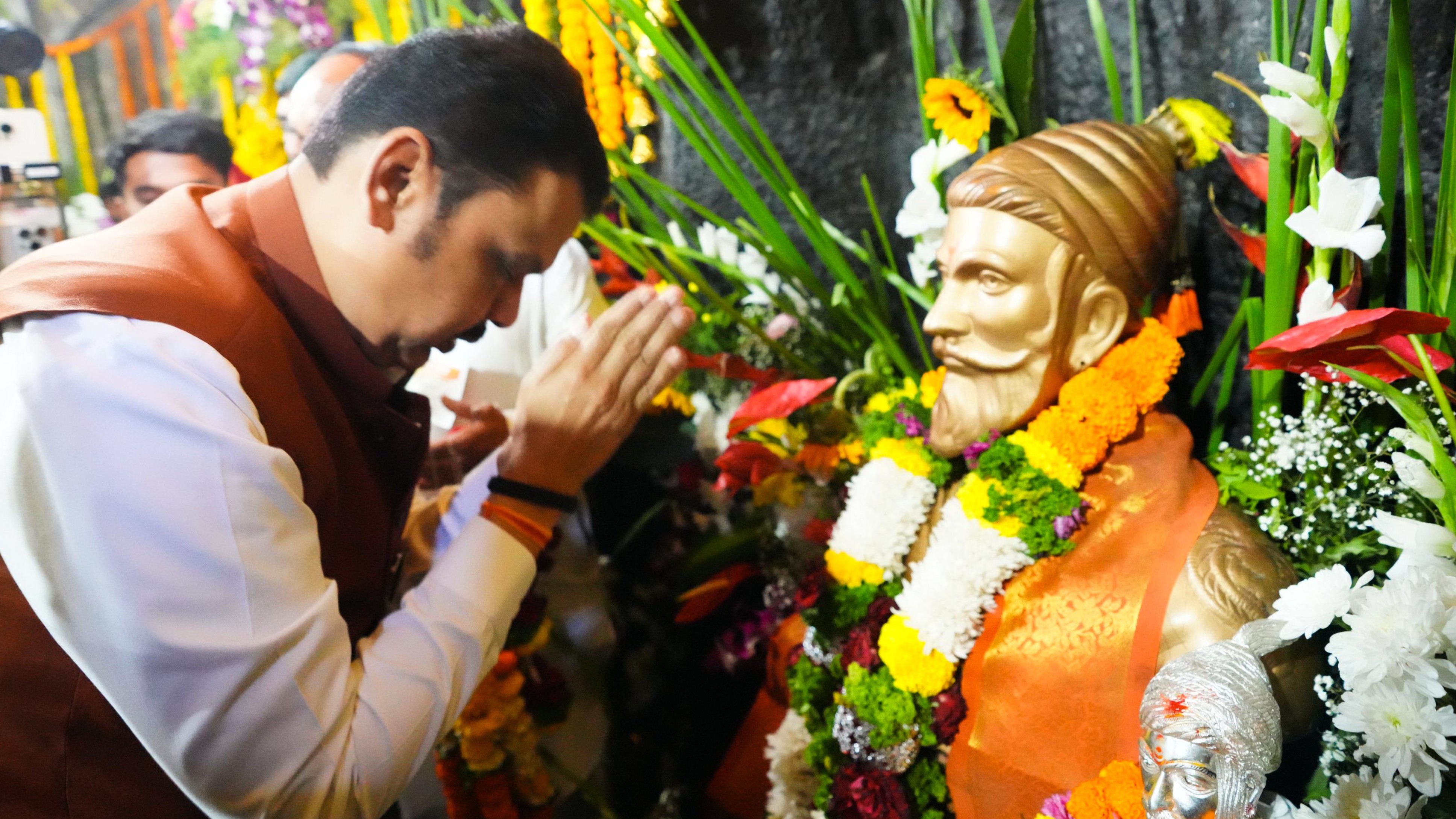 CM Fadnavis, Dy CMs pay tribute to Shivaji Maharaj at Shivneri Fort