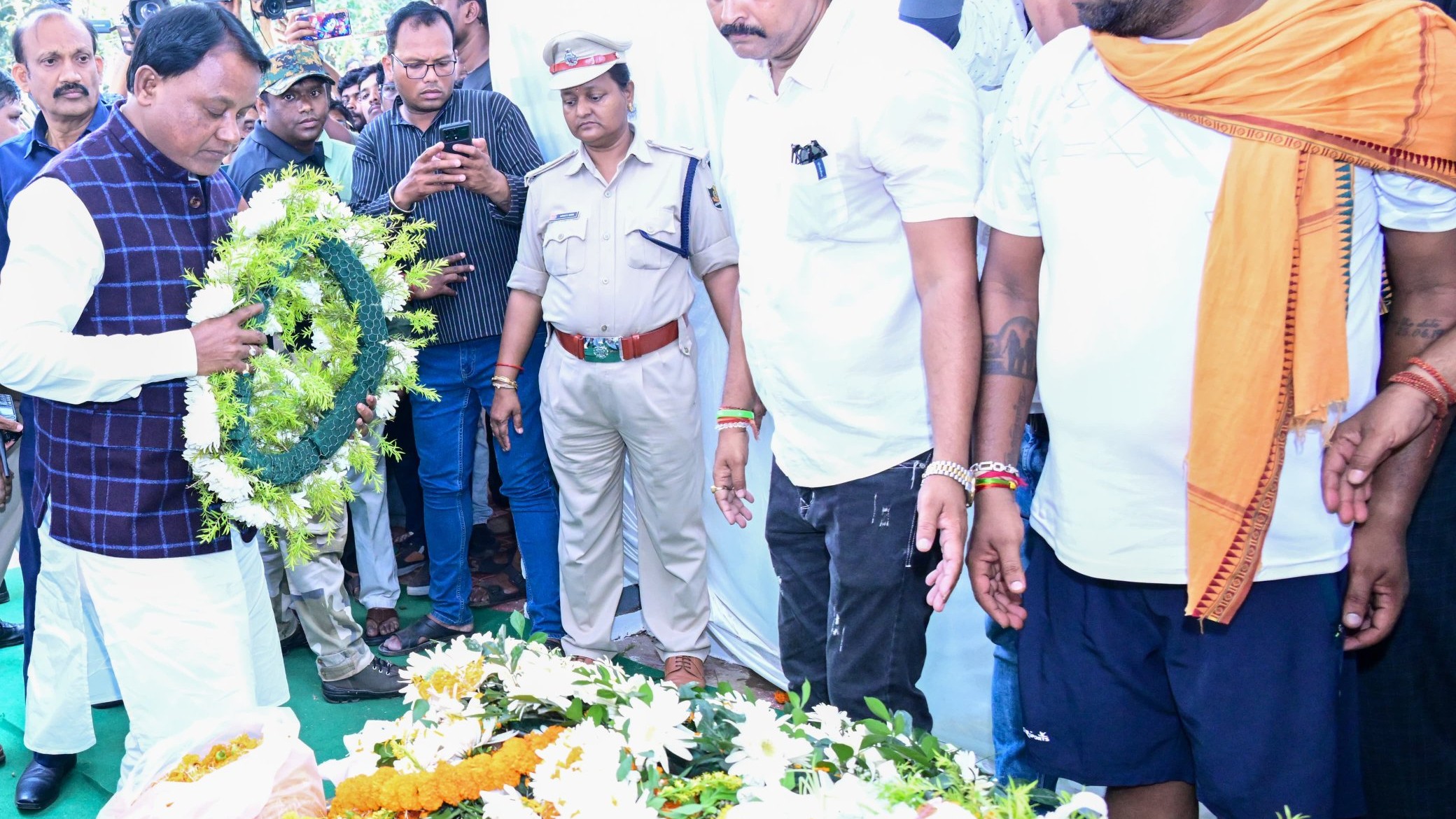 Actor Uttam Mohany’s mortal remains reach Bhubaneswar, thousands pay tributes