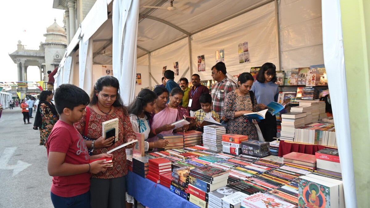 Vidhana Soudha book fair attracts huge crowds
