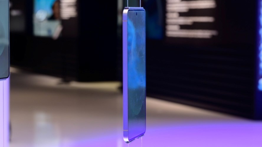 Samsung Galaxy S25 Edge showcased at MWC 2025 event in Barcelona.