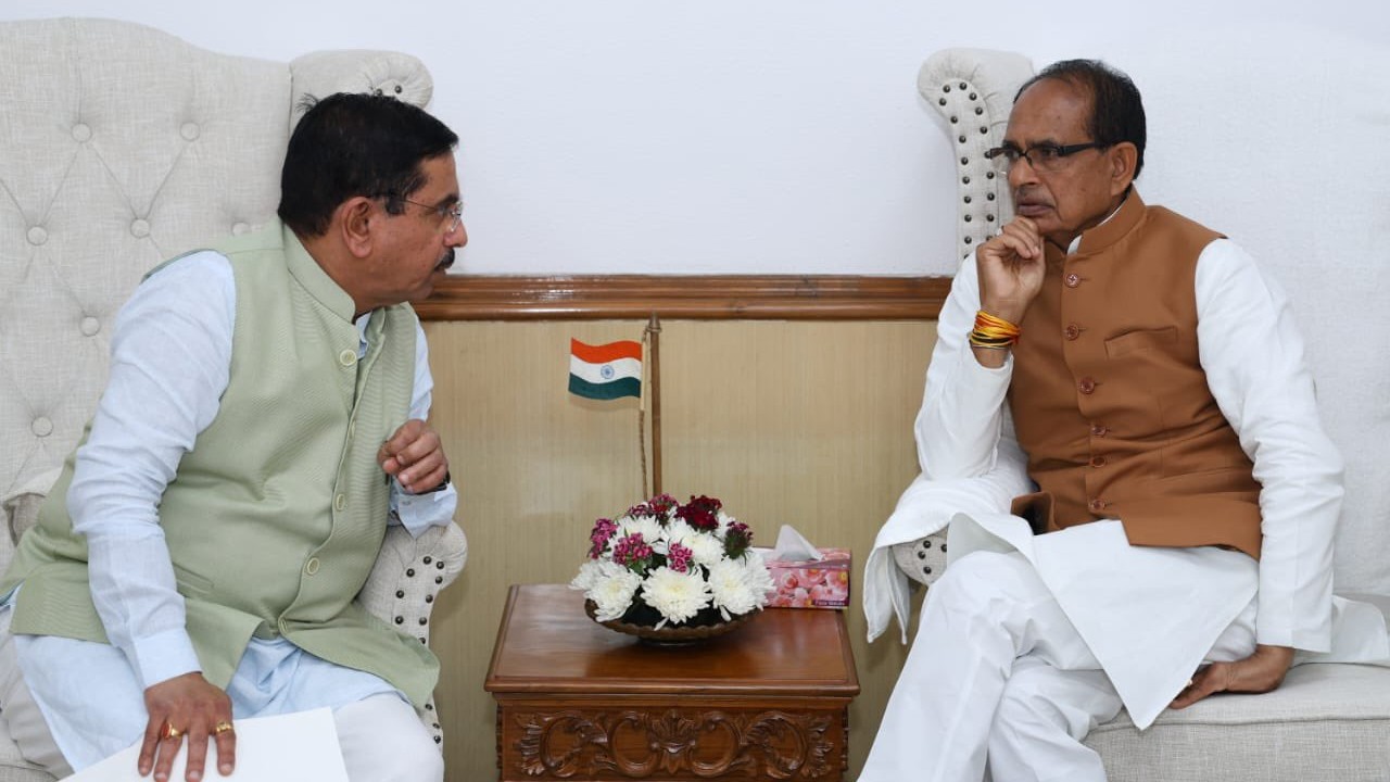 Pralhad Joshi urges Shivraj Singh Chouhan to address Karnataka's red chilli farmers' problem