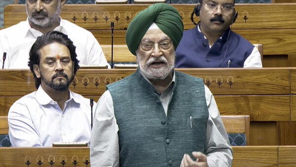 Parliament passes bill to amend law governing oilfields development