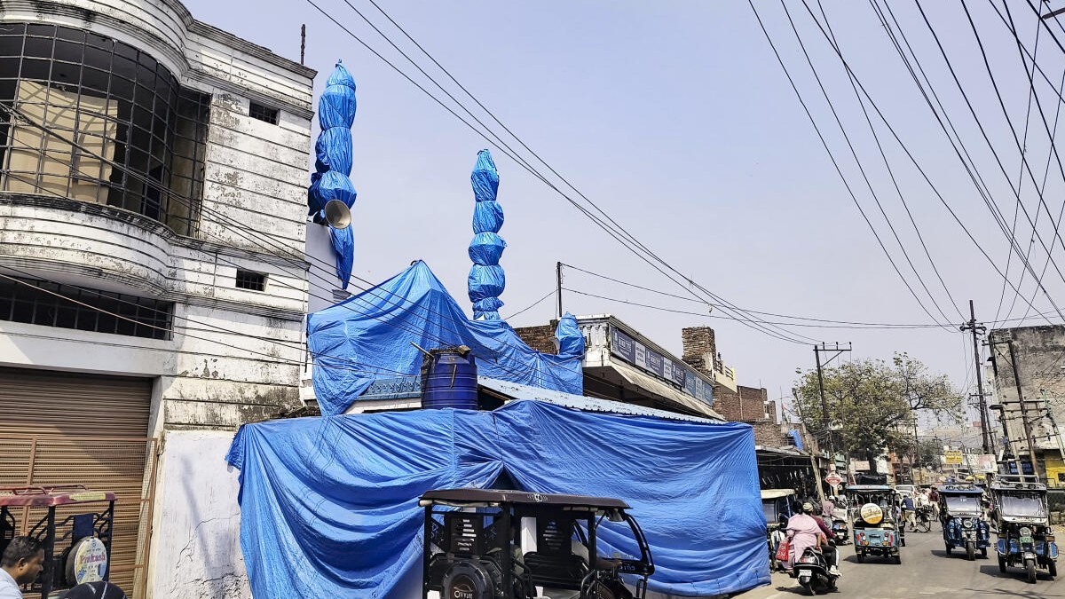 Mosques covered with tarpaulin sheets ahead of 'Juta Maar Holi' procession in Shahjahanpur