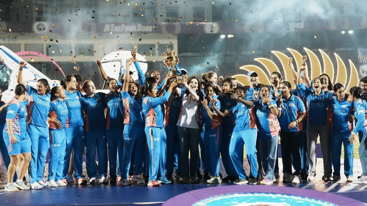  Mumbai Indians' owner Nita Ambani and players celebrate with the trophy after winning the Women's Premier League (WPL) 2025 final cricket match against Delhi Capitals, in Mumbai, Sunday, March 16, 2025.