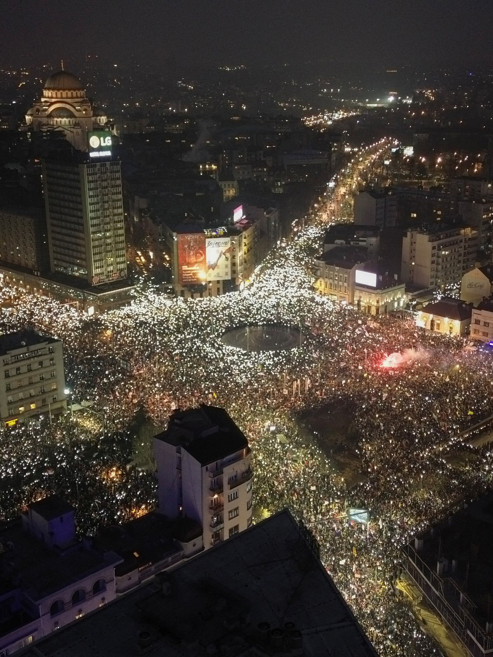 The Public Assembly Archive, which tracks crowd sizes, reported a significantly larger turnout, estimating that between 275,000 and 325,000 people participated in the demonstration.