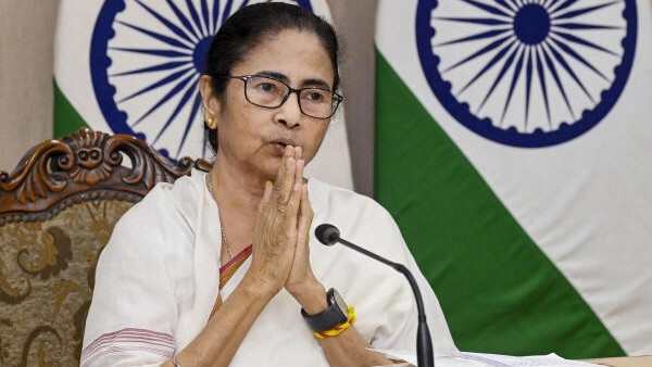 After lecture at Oxford University, UK tour, Mamata returns to Kolkata