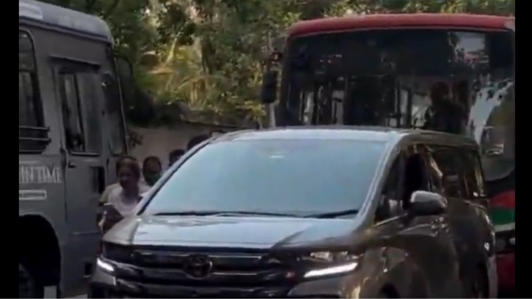 Bus hits Aishwarya Rai Bachchan’s car in Mumbai; none hurt
