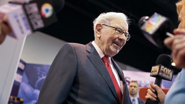 What Warren Buffett and Li Ka-shing hoarding cash tells us