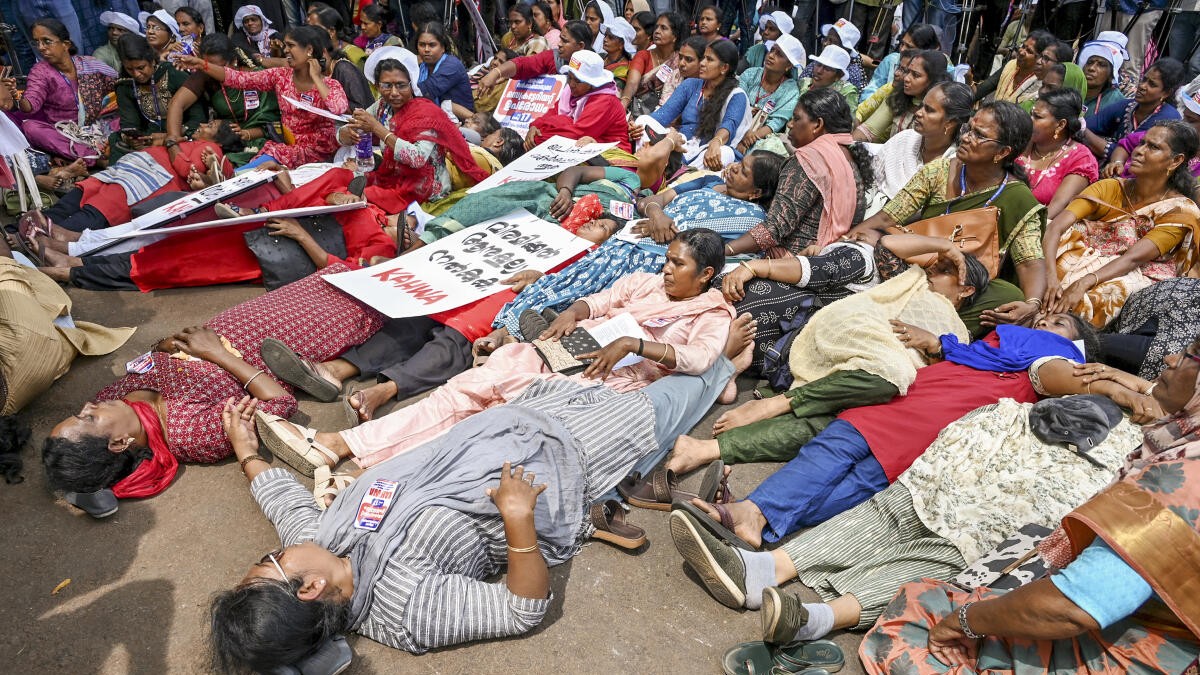Kerala: ASHA workers cut hair to register emotional protest against 'government apathy'