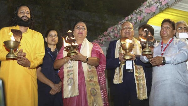 Delhi CM performs 'Yamuna Aarti', announces grand Chhath celebrations along river bank this year