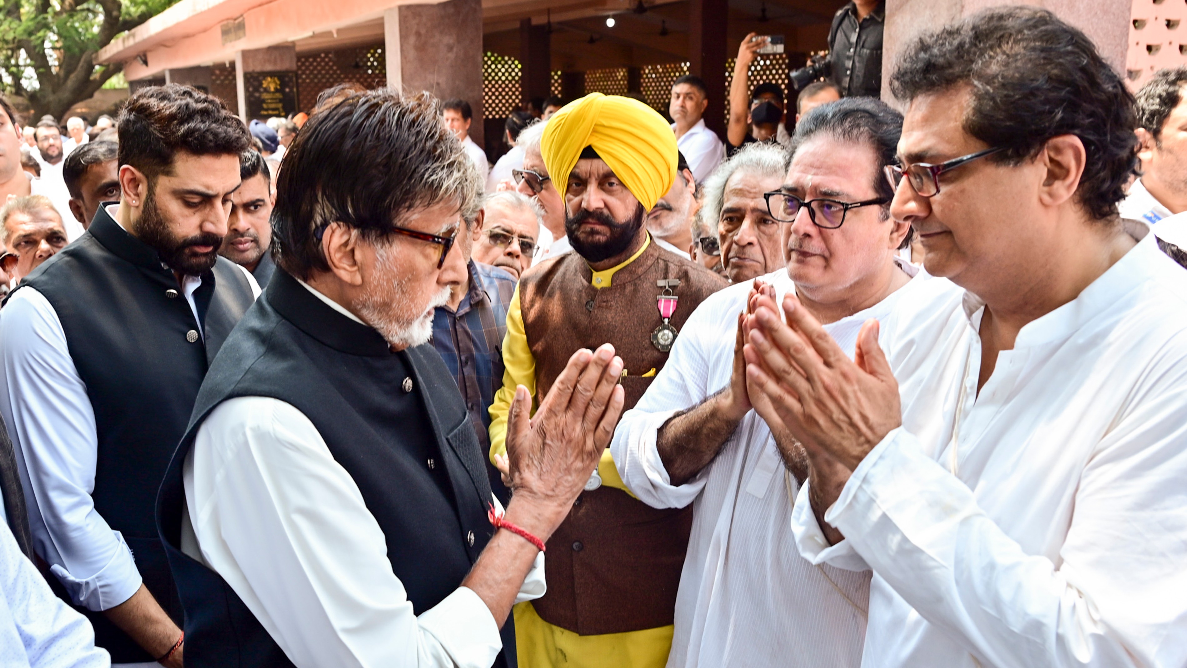 Amitabh Bachchan offered his condolences to Manoj Kumar’s sons during the funeral.