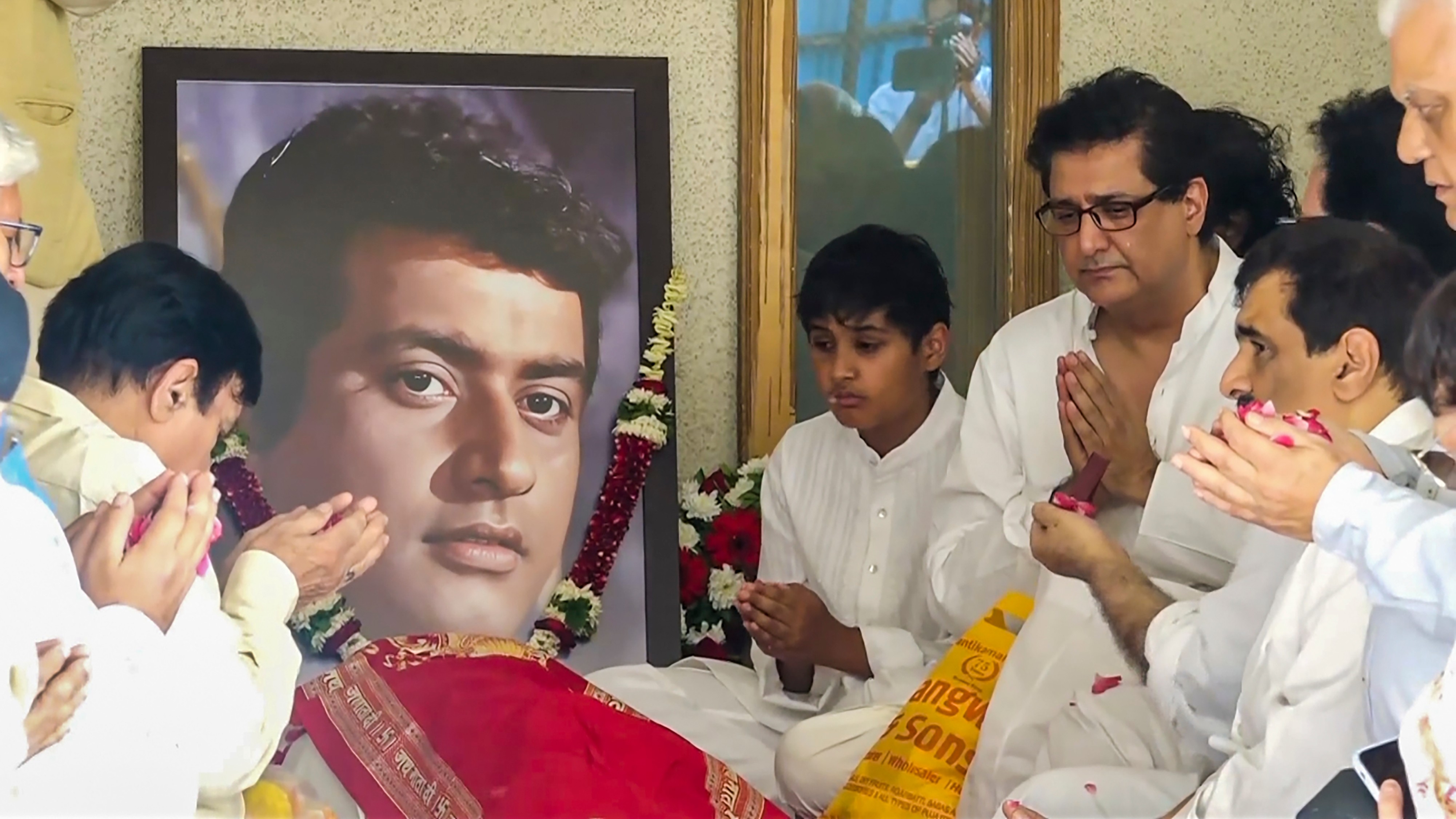 Veteran actor Manoj Kumar was cremated with full state honours in Mumbai.