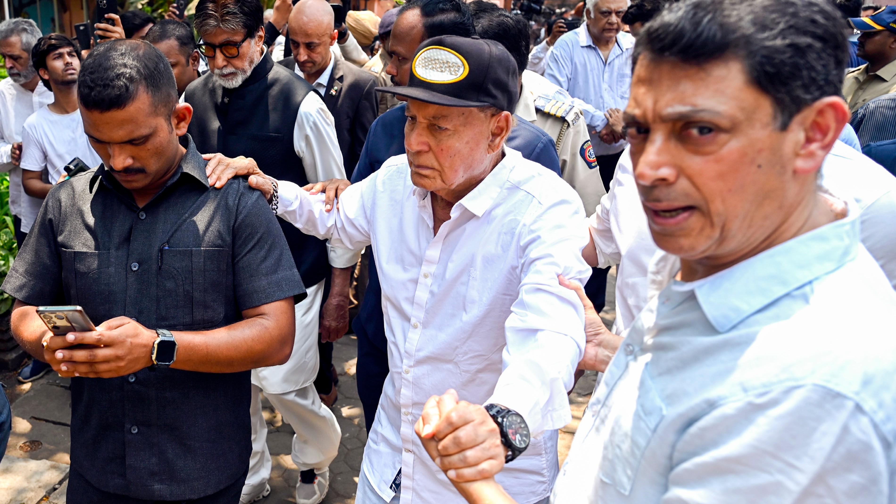 Among the prominent names present at Manoj Kumar's funeral was Salim Khan.