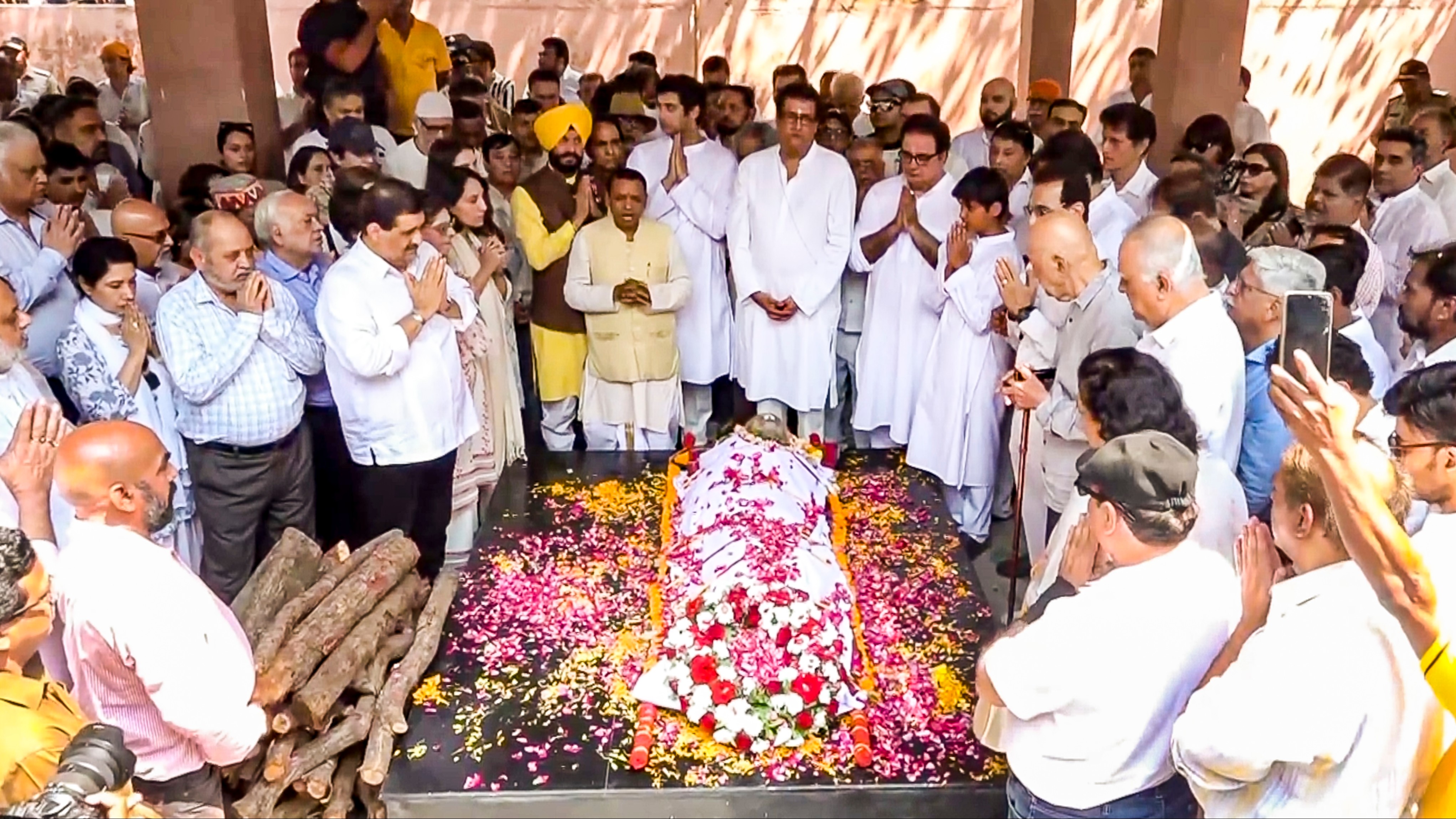 The last rites started at about 11:30 am, and his sons lit the funeral pyre of the actor-filmmaker.