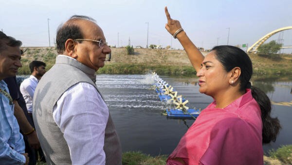 Yamuna cleaning: CM inspects drains, river stretch at Wazirabad barrage