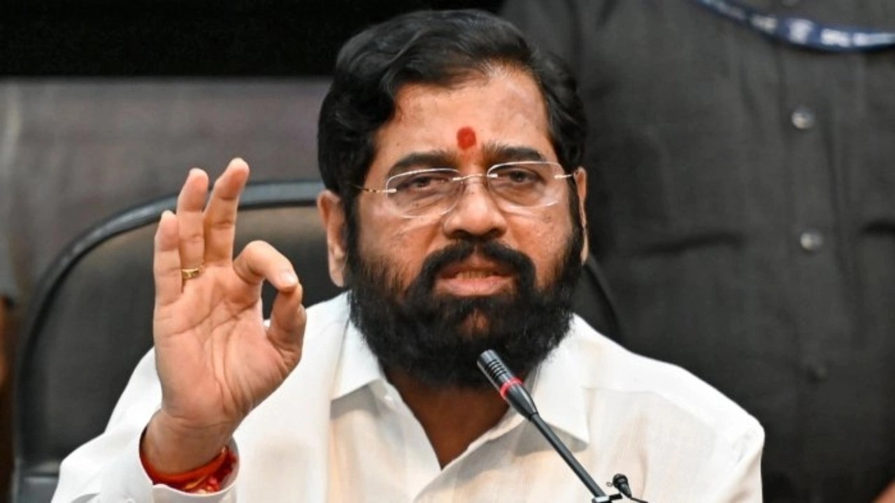 Kidney patient misses flight, Eknath Shinde drops her from Jalgaon to Mumbai in his chartered plane