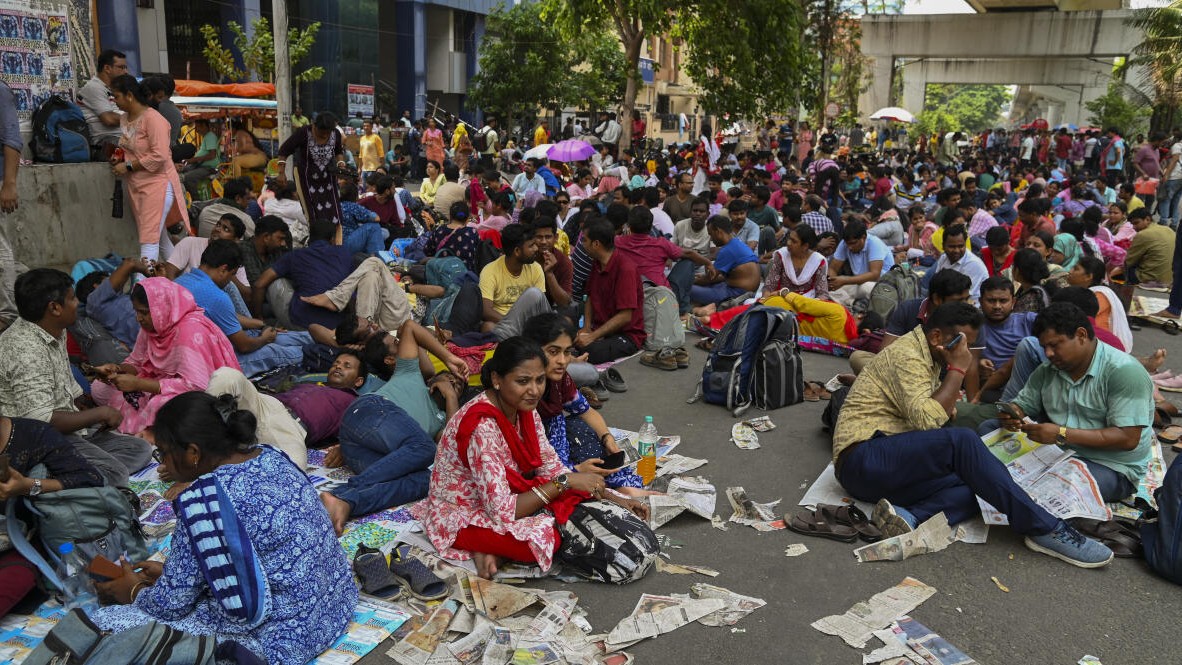 Protesting jobless leaders allow gheraoed SSC chairman to leave office after 40 hrs