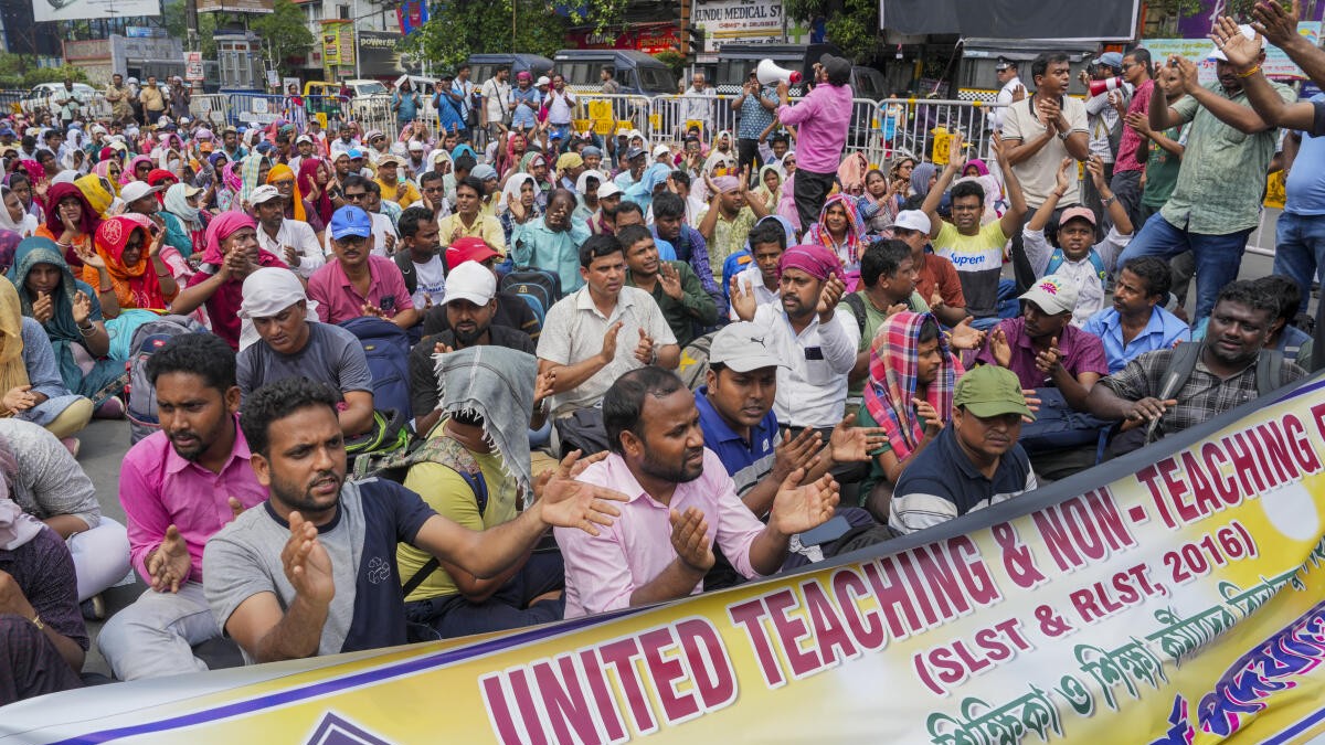 Over 400 jobless Bengal school employees block Kolkata road