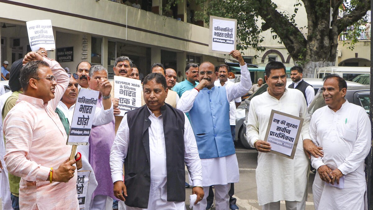 BJP supporters stage protest in Kolkata demanding immediate identification of Pakistani citizens