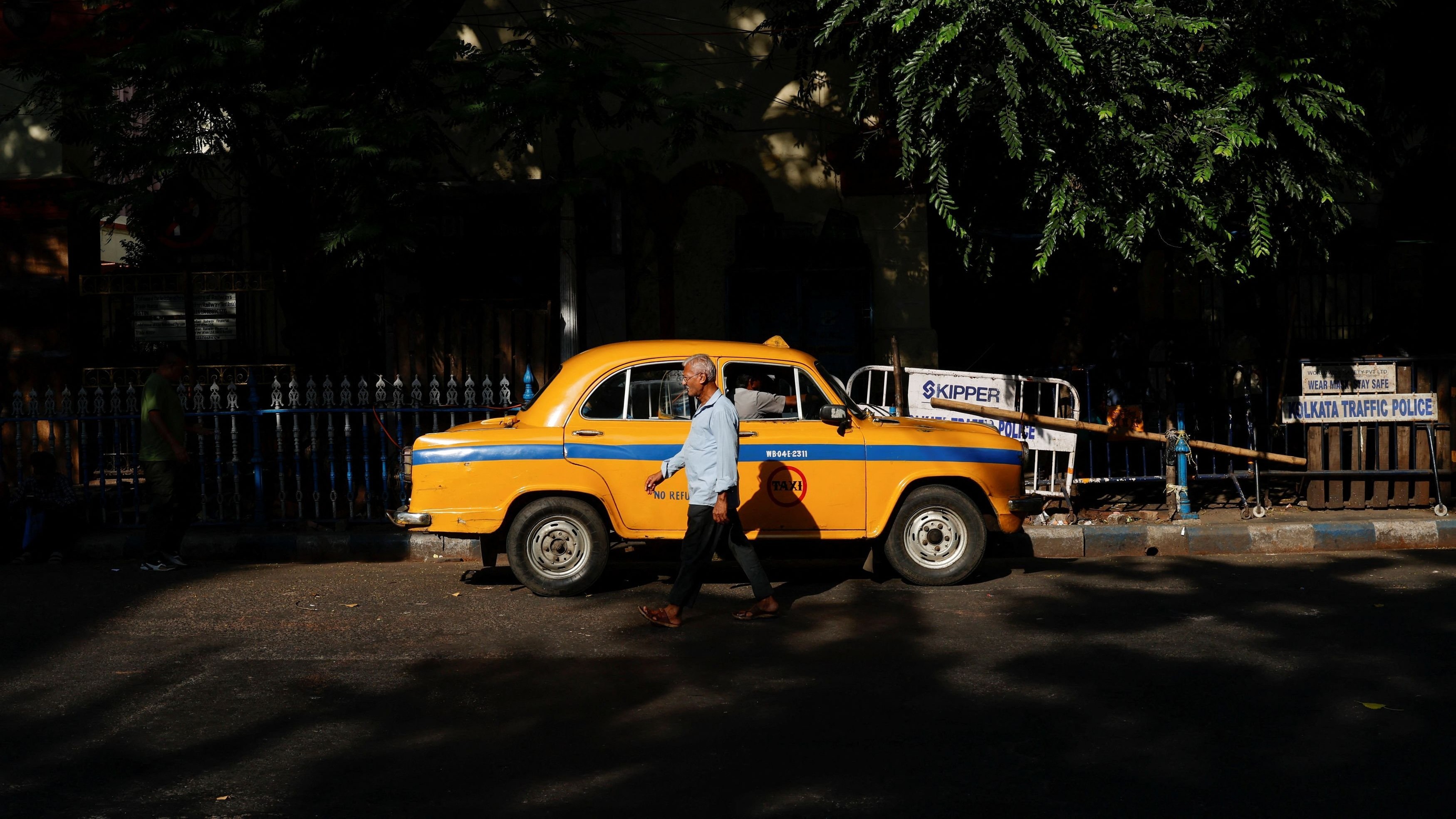 Passengers in moving taxi robbed of Rs 2.66 crore in cash in Kolkata