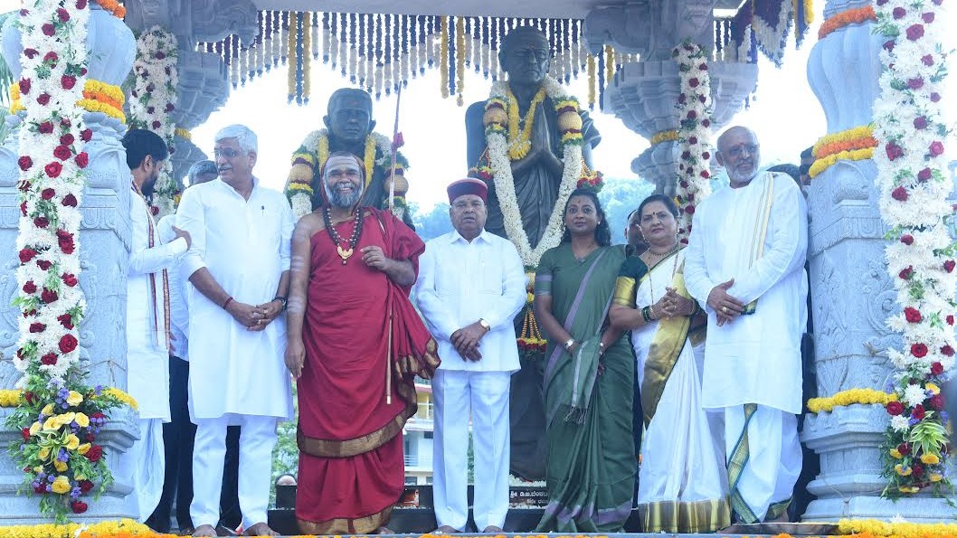Governor Thawar Chand Gehlot unveils Venkatasubba Jois and Narasamma Jois statues