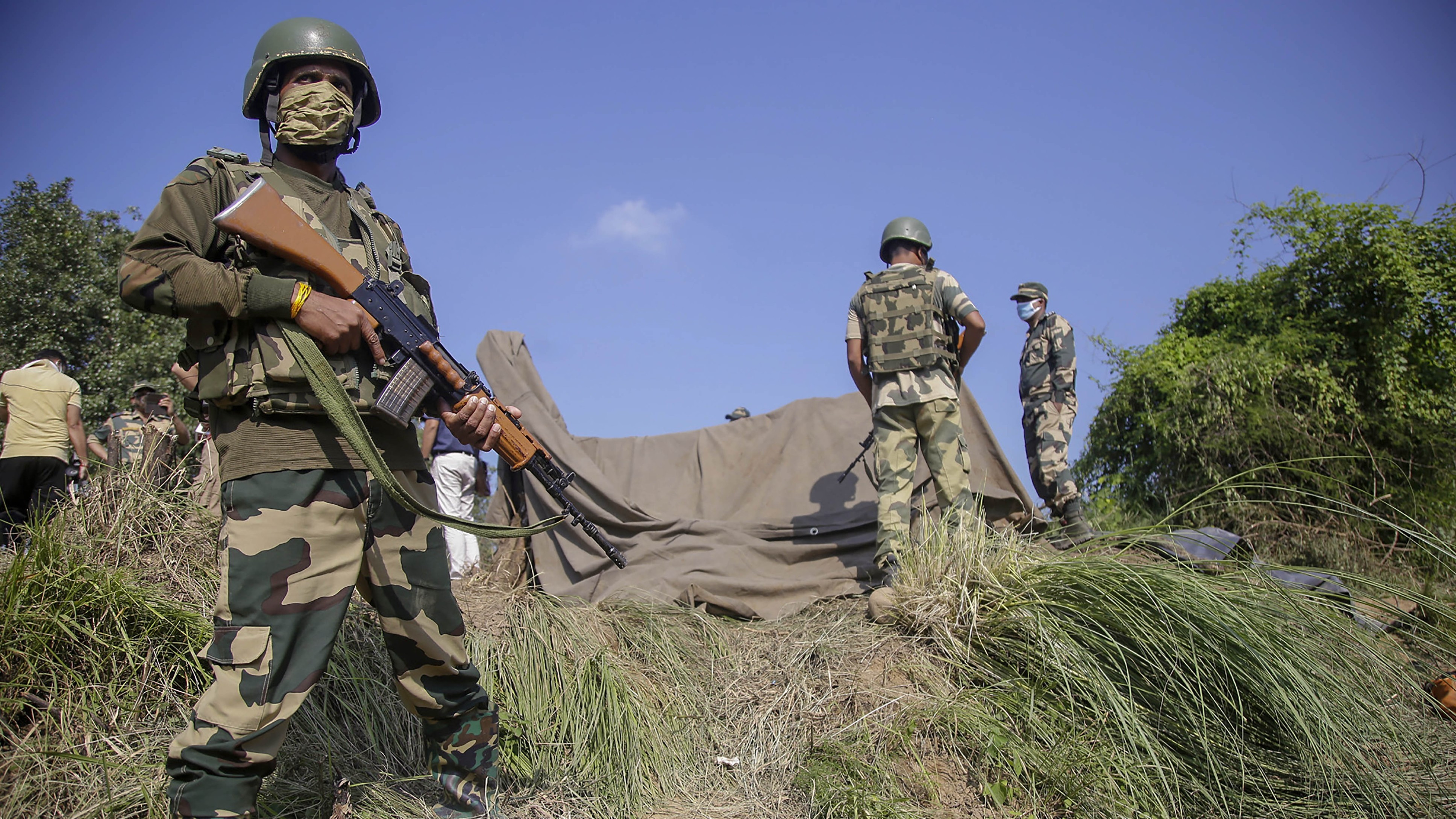 Pak intruder shot, injured and arrested by BSF along J-K’s International Border