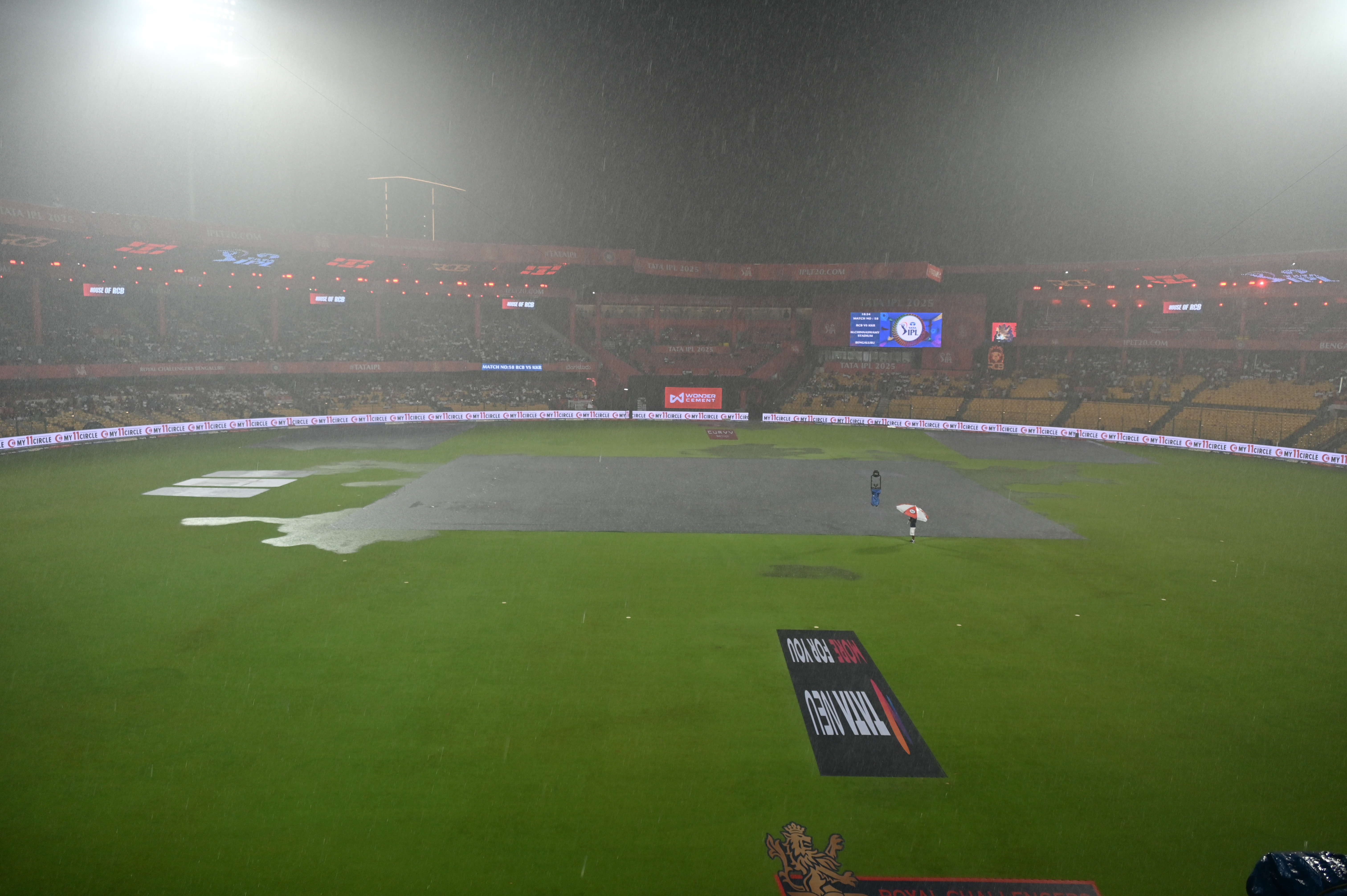 Heavy rain forced the abandonment of the game between RCB and KKR on Saturday. DH Photo/ B K Janardhan