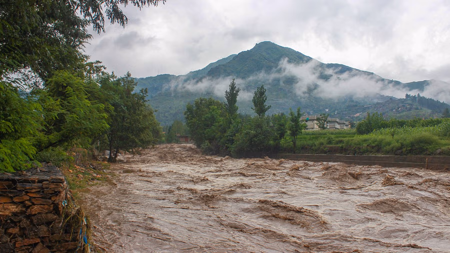HP: Water rising in Mandi's Pandoh dam; flash floods block Sansari-Thirot road in Lahaul-Spiti
