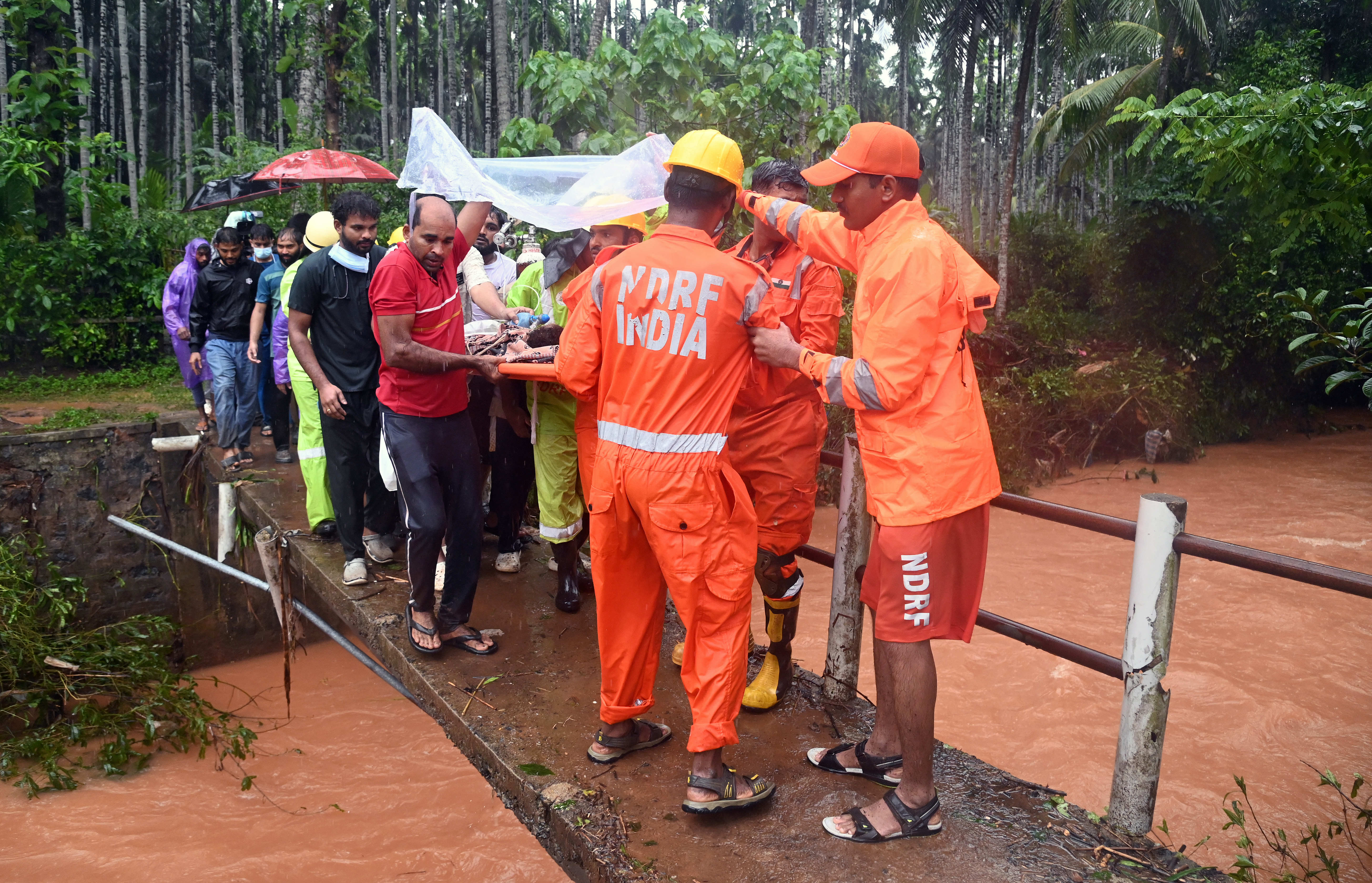 Rescue personnel shift persons trapped under the debris near Manajadi village of Ullal Taluk in Dakshina Kannada district. DH Photos/Fakruddin H
